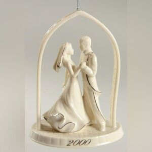 Lenox Commemorate 2000 Bride And Groom Ornament